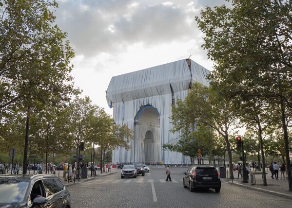 Вид на Триумфальную арку, обернутую в серебристо-синюю ткань. - Sputnik Азербайджан
