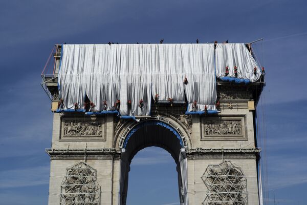 Рабочие оборачивают Триумфальную арку в серебристо-синюю ткань. - Sputnik Азербайджан