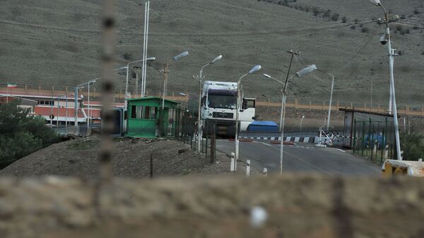 Иранский грузовик на трассе в Мегри, где пересекаются границы Азербайджана, Армении, Турции и Ирана, фото из архива - Sputnik Азербайджан