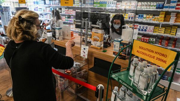 Женщина покупает лекарства в аптеке в Пероле, южная Франция - Sputnik Азербайджан