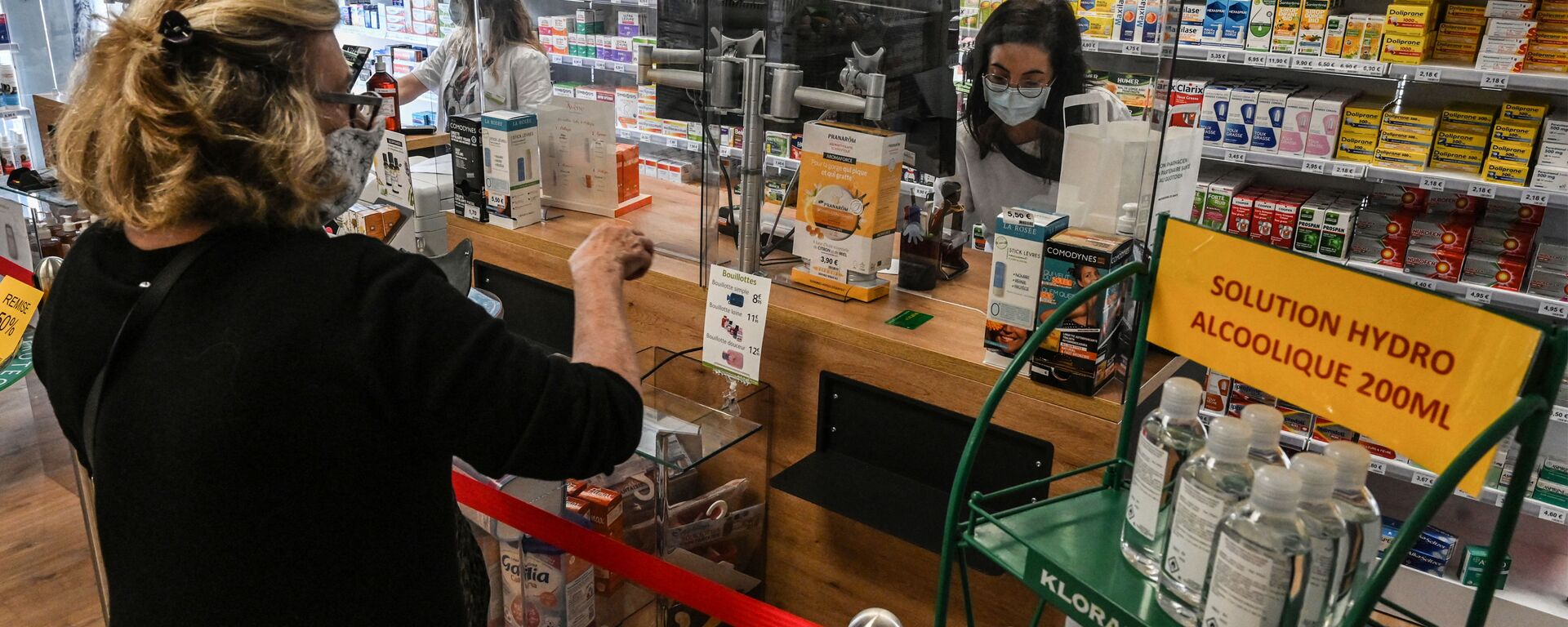 Женщина покупает лекарства в аптеке в Пероле, южная Франция - Sputnik Азербайджан, 1920, 17.09.2021