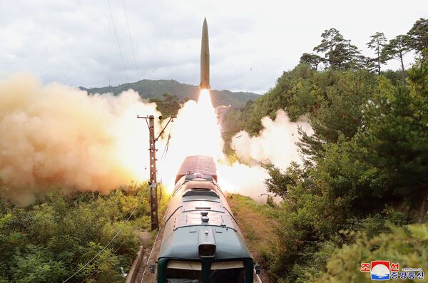Испытательные стрельбы ракетного полка железнодорожного базирования, Северная Корея. - Sputnik Азербайджан