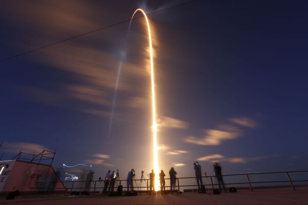 Запуск ракеты SpaceX Falcon 9 с мыса Канаверал, Флорида. - Sputnik Азербайджан