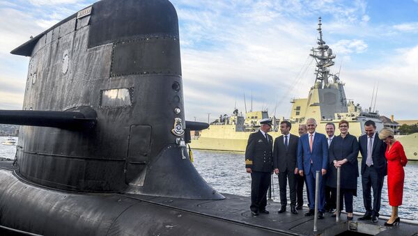 Президент Франции Эммануэль Макрон и премьер-министр Австралии Малкольм Тернбулл на палубе подводной лодки HMAS Waller, управляемой ВМС Австралии, на острове Гарден в Сиднее. - Sputnik Азербайджан