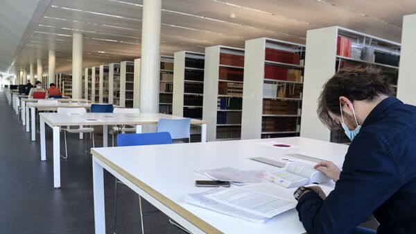 Студент в библиотеке, фото из архива - Sputnik Азербайджан