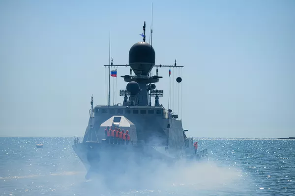 Судно ВМФ России Астрахань Военно-морского флота Российской Федерации в бакинской бухте. Судно ВМФ России Астрахань Военно-морского флота Российской Федерации в бакинской бухте. - Sputnik Азербайджан