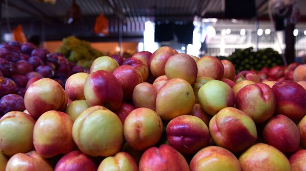 Продажа фруктов на рынке, фото из архива - Sputnik Азербайджан