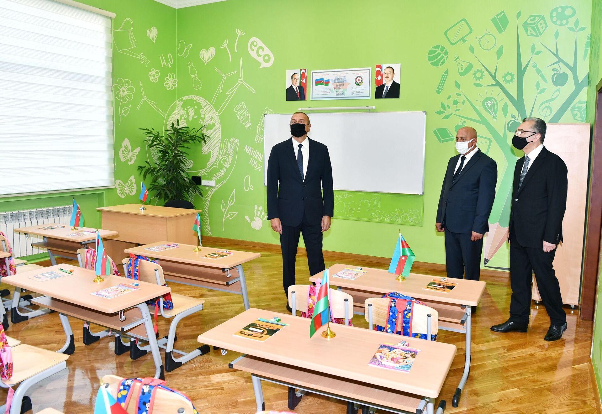 Президент Ильхам Алиев ознакомился с условиями, созданными в полной средней школе номер 71 Сабунчинского района - Sputnik Azərbaycan, 1920, 01.10.2021