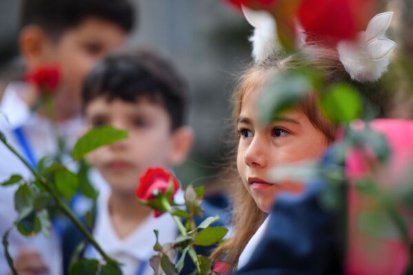 Школьники на праздничных мероприятиях, посвященных Дню знаний в школе №145 в Баку. - Sputnik Азербайджан