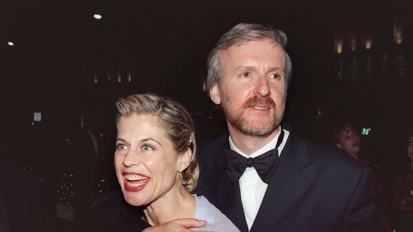 Режиссер Джеймс Кэмерон (слева) и его жена, актриса Линда Хэмилтон на Губернаторском балу после 70-й ежегодной премии Оскар, 23 марта 1998 года в Лос-Анджелесе - Sputnik Azərbaycan