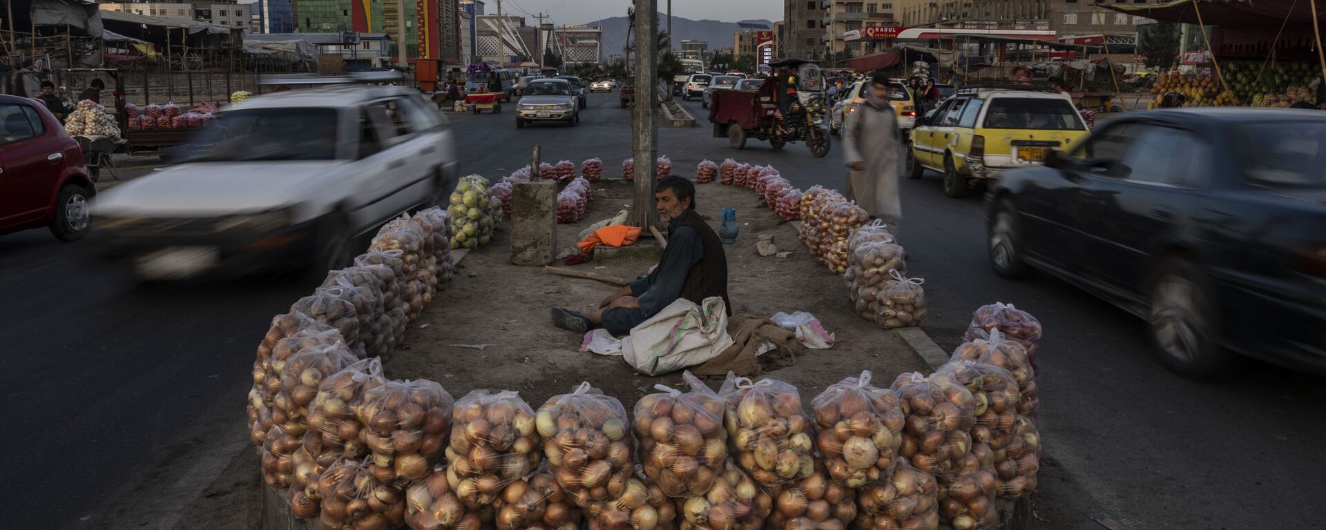 Афганец продает фрукты на улице в Кабуле, Афганистан - Sputnik Азербайджан, 1920, 07.10.2021
