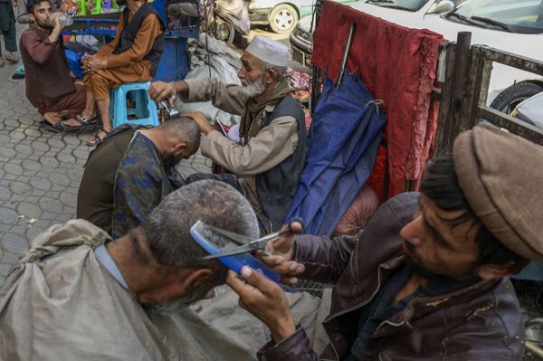 Уличные барберы с клиентами в Кабуле. - Sputnik Азербайджан