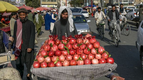 Продавец гранатов на рынке в Кабуле - Sputnik Азербайджан