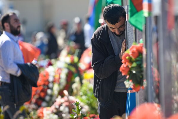 На Второй аллее почетного захоронения во время церемонии по случаю Дня памяти. - Sputnik Азербайджан