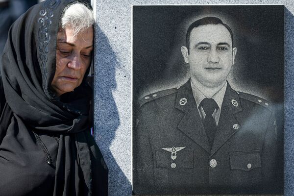 На Второй аллее почетного захоронения во время церемонии по случаю Дня памяти. - Sputnik Азербайджан