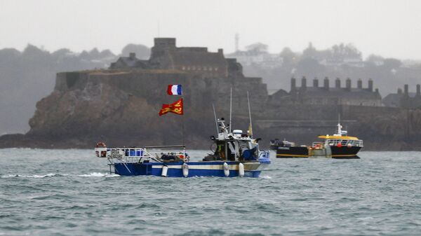 Французские рыбацкие суда протестуют у побережью острова Джерси - Sputnik Азербайджан