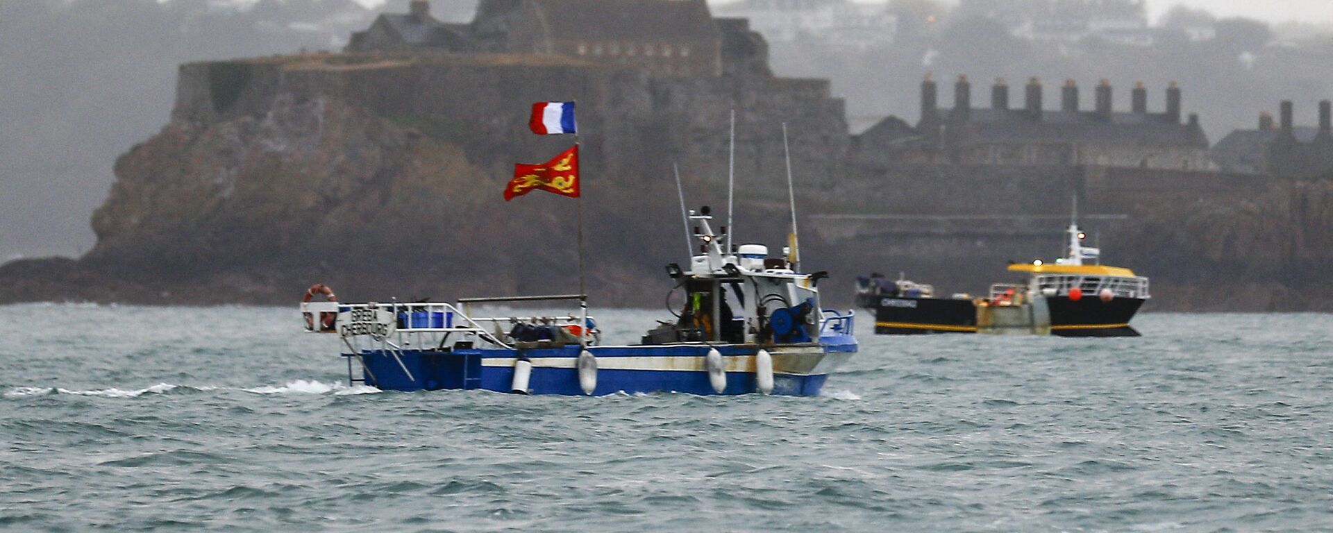 Французские рыбацкие суда протестуют у побережью острова Джерси - Sputnik Азербайджан, 1920, 28.09.2021