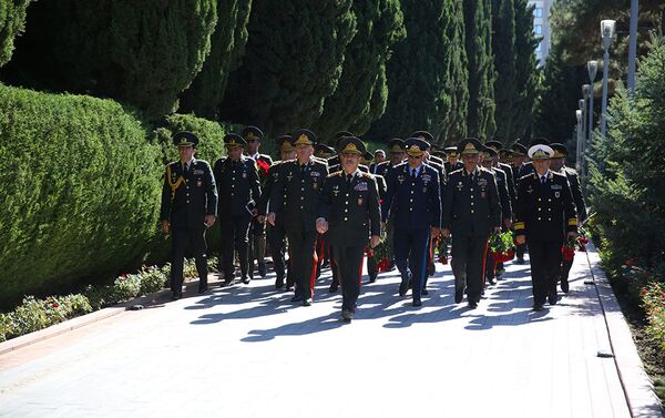 Руководство Министерства обороны посетило Аллею почетного захоронения - Sputnik Азербайджан