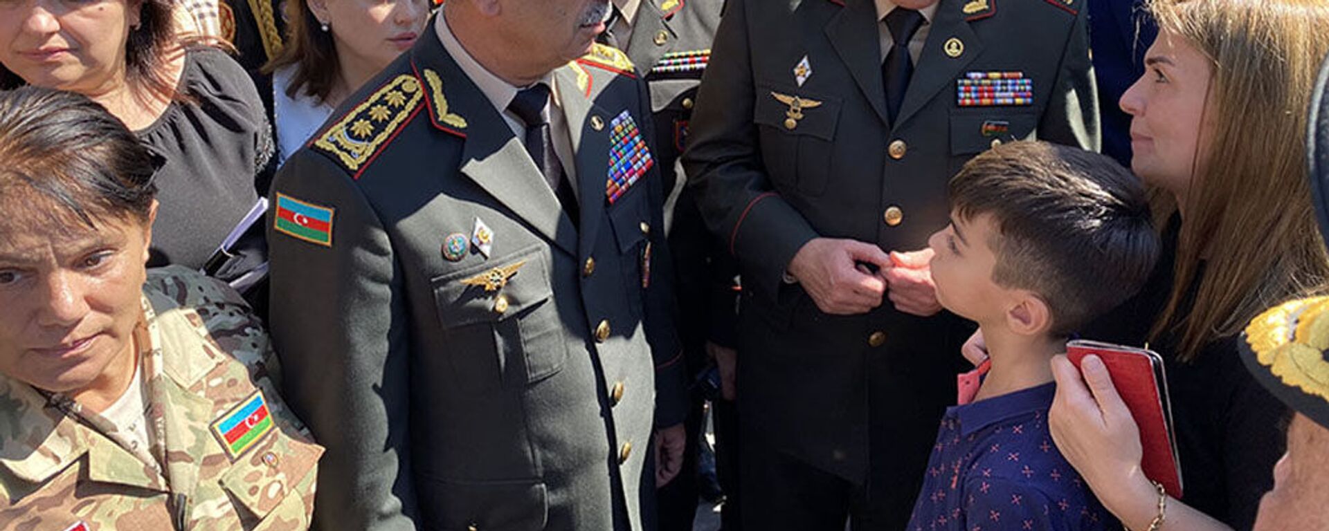 Руководство Министерства обороны посетило Вторую Аллею шехидов - Sputnik Азербайджан, 1920, 17.11.2021