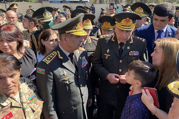 Руководство Министерства обороны посетило Вторую Аллею шехидов - Sputnik Азербайджан