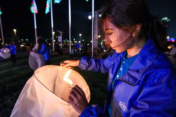 В Баку в небо запущены горящие фонарики в память о шехидах - Sputnik Азербайджан