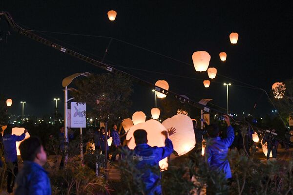 В Баку в небо запущены горящие фонарики в память о шехидах - Sputnik Азербайджан