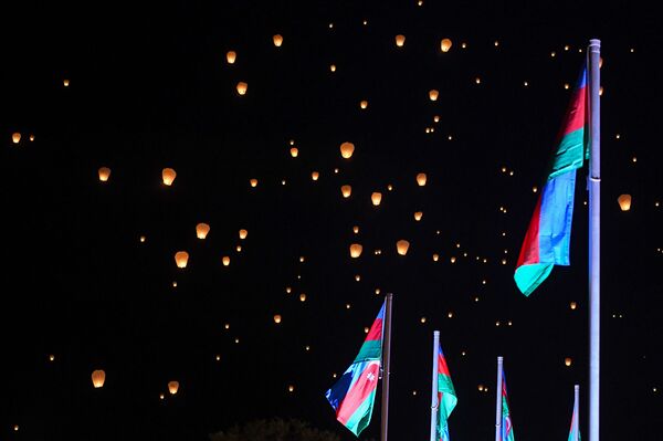 В Баку в небо запущены горящие фонарики в память о шехидах. - Sputnik Азербайджан