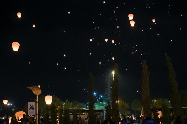 В Баку в небо запущены горящие фонарики в память о шехидах. - Sputnik Азербайджан