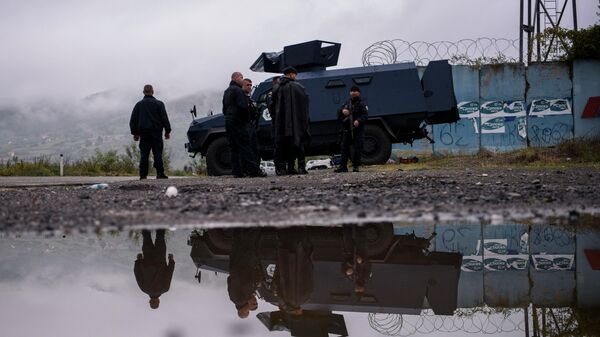 Косовская полиция охраняет район возле границы между Косово и Сербией  - Sputnik Азербайджан
