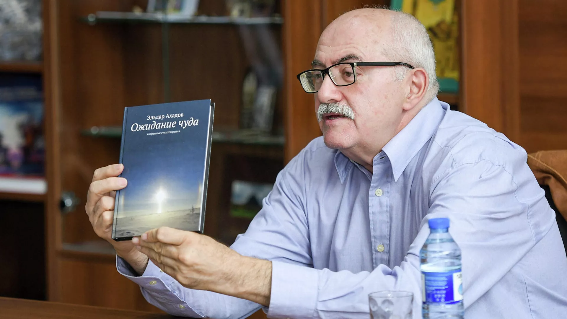 Встреча с писателем Эльдаром Ахадовым в Доме русской книги в Баку Встреча с писателем Эльдаром Ахадовым в Доме русской книги в Баку - Sputnik Азербайджан, 1920, 28.09.2021