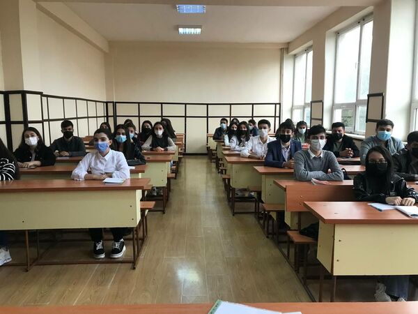 Студенты в первый учебный день. - Sputnik Азербайджан
