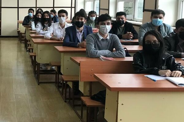 Студенты в первый учебный день. - Sputnik Азербайджан