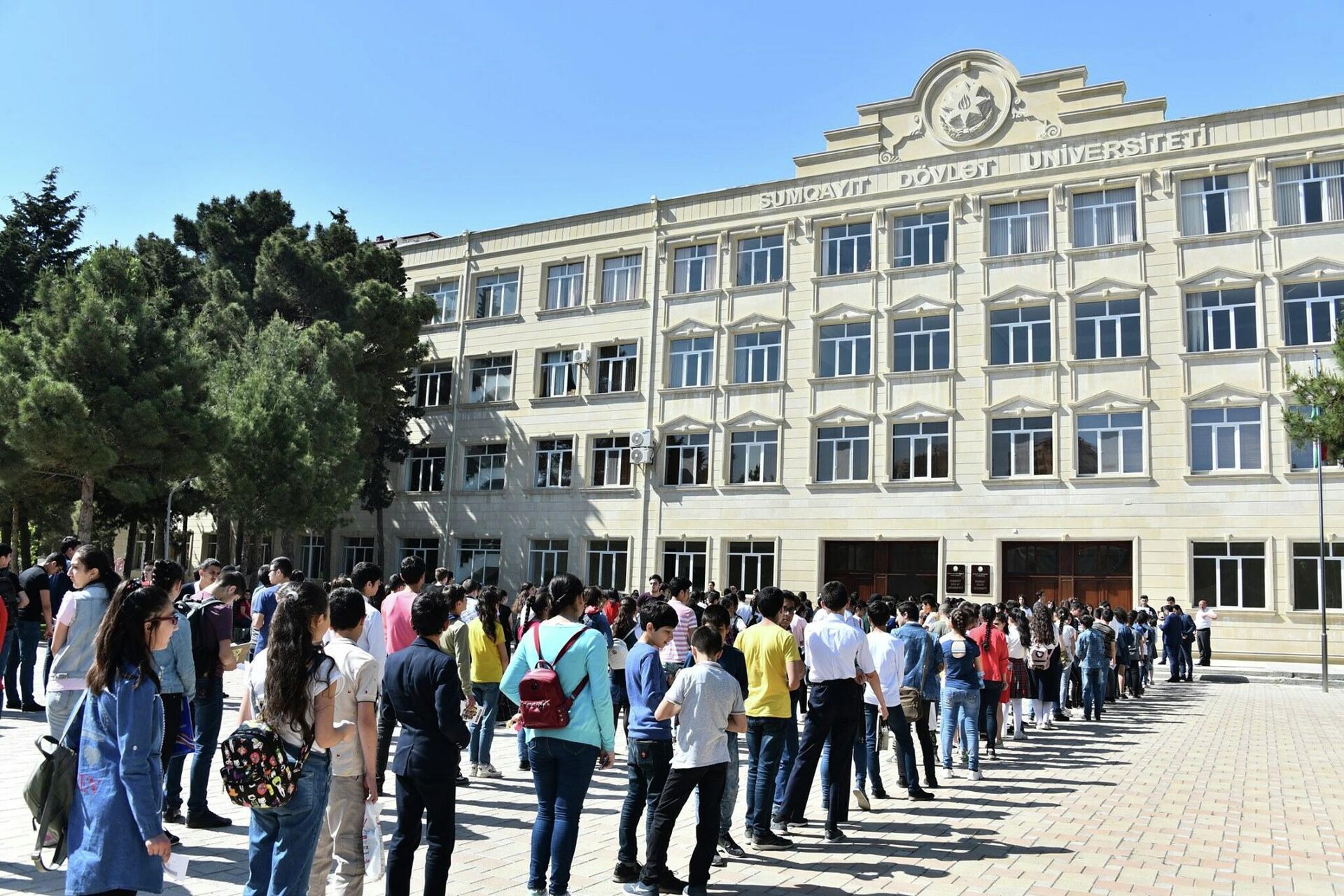 Tələbələr Sumqayıt Dövlət Universitetininin qarşısında - Sputnik Azərbaycan, 1920, 28.08.2024