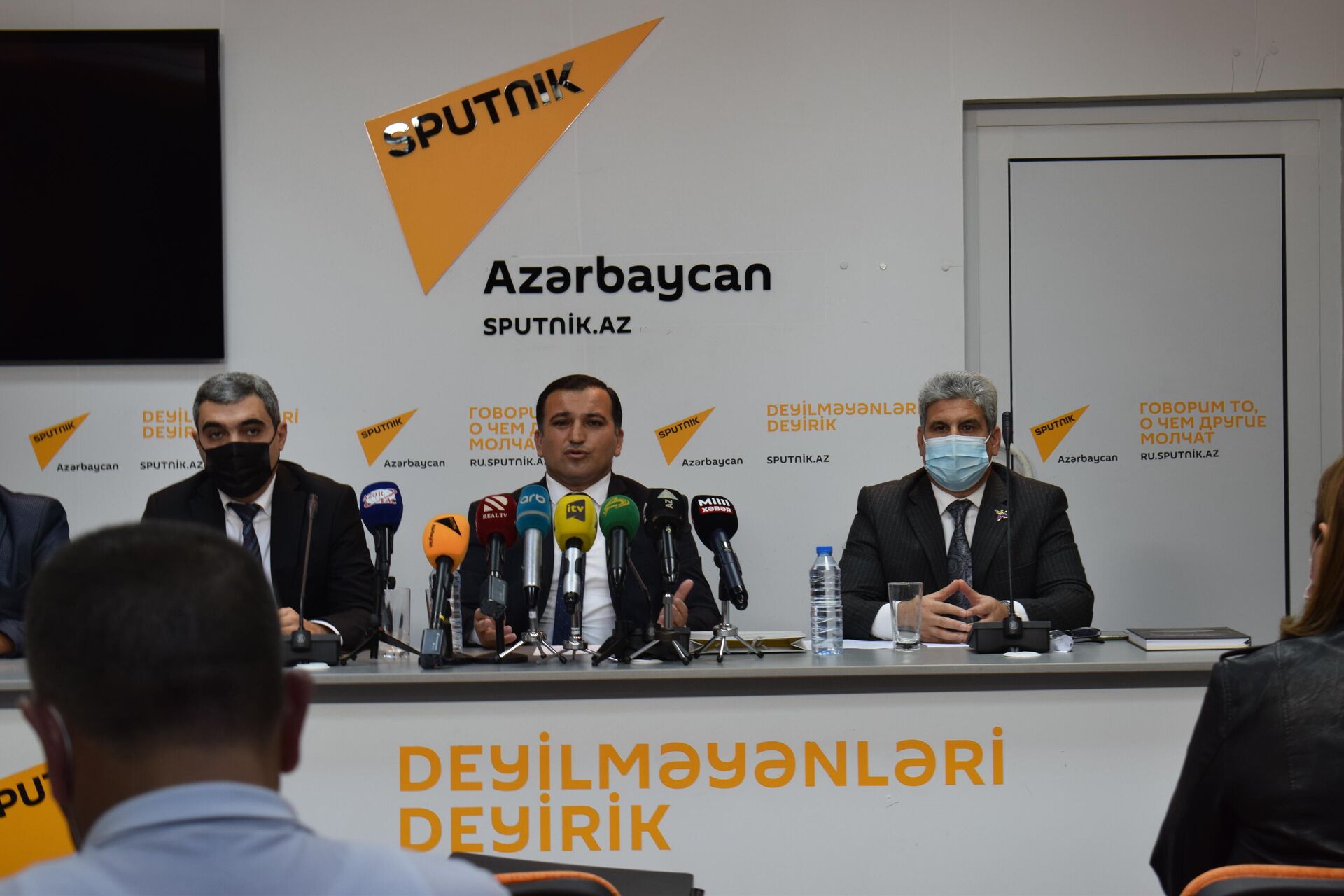 Во время пресс-конференции, посвященной решению проблемы пропавших без вести и военнопленных - Sputnik Azərbaycan, 1920, 30.09.2021