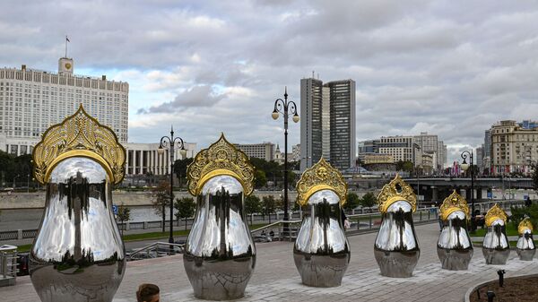 Зеркальные матрешки в золотых кокошниках напротив гостиницы Украина в Москве - Sputnik Азербайджан