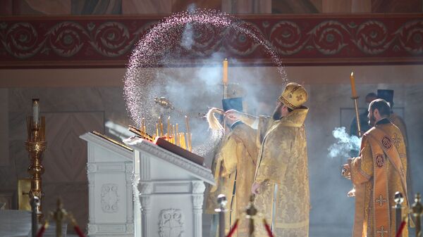 Священники на церемонии открытия храма Александра Невского на площади Павших Борцов в Волгограде - Sputnik Азербайджан