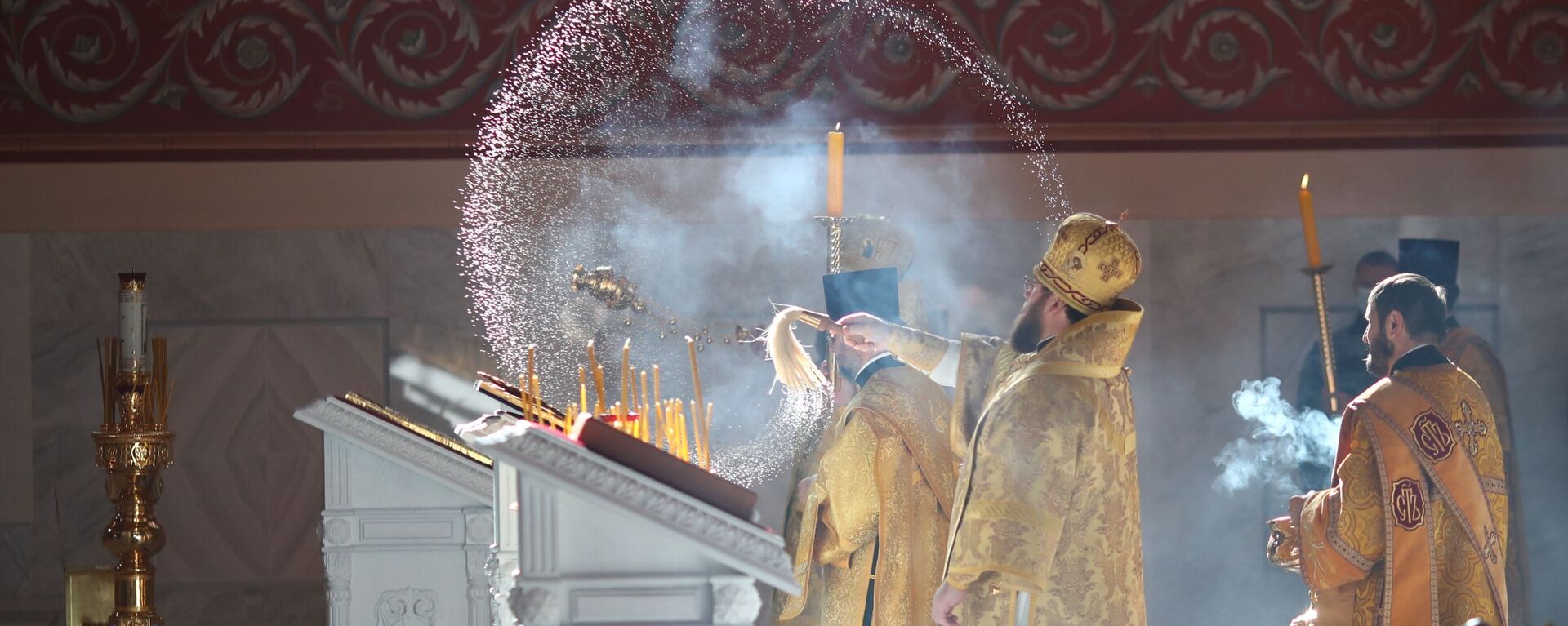 Священники на церемонии открытия храма Александра Невского на площади Павших Борцов в Волгограде - Sputnik Азербайджан, 1920, 05.03.2023