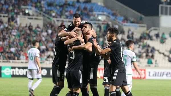 Футболисты агдамского клуба Карабах празднуют забитый в ворота кипрской Омонии третий гол - Sputnik Азербайджан