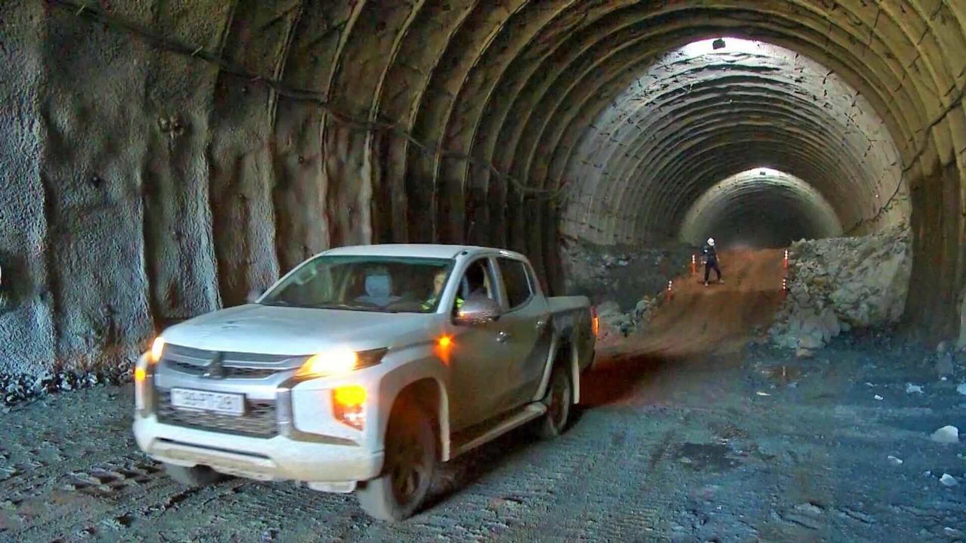 Работы в верхней части тоннеля Т5 на автодороге Ахмедбейли-Физули-Шуша - Sputnik Азербайджан, 1920, 03.10.2021