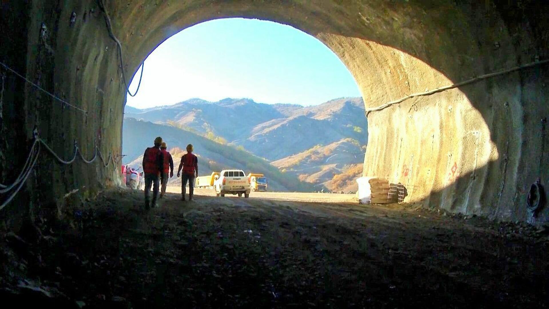 Работы в верхней части тоннеля Т5 на автодороге Ахмедбейли-Физули-Шуша - Sputnik Азербайджан, 1920, 02.10.2021