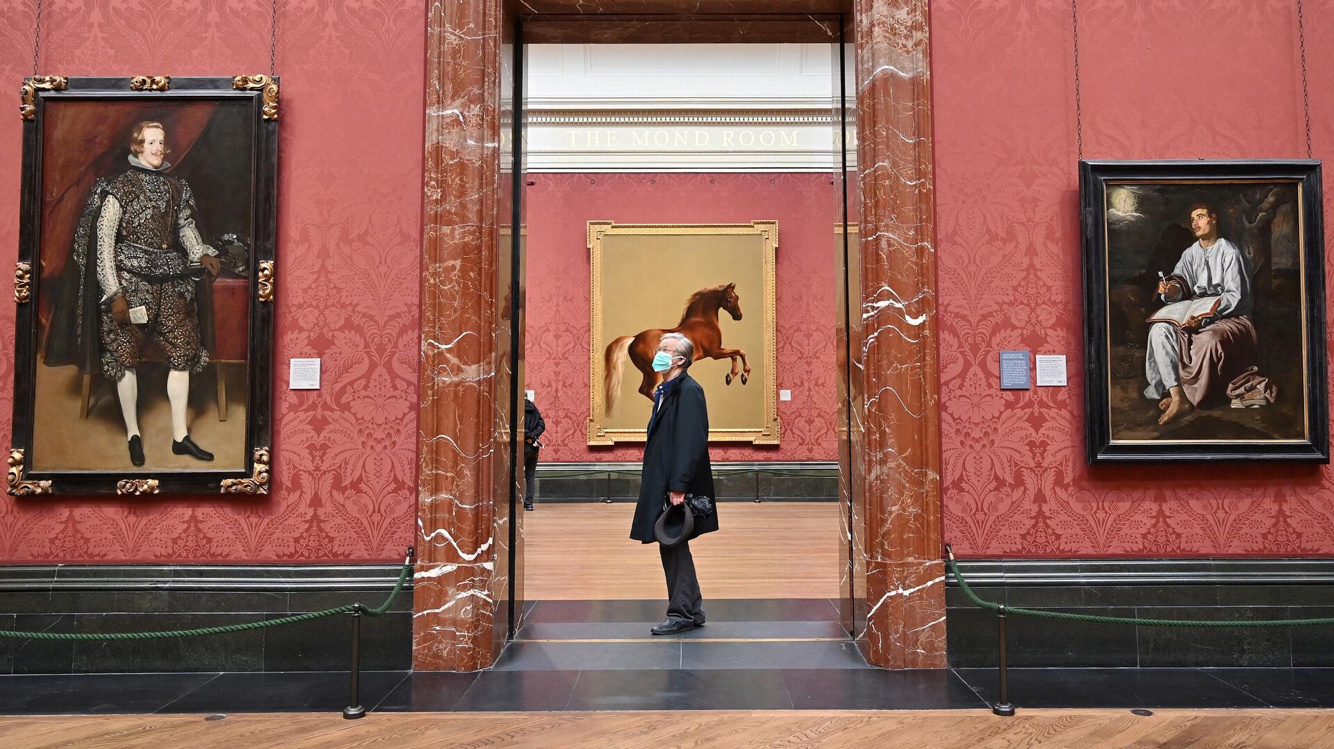 Посетитель смотрит на произведения искусства в Национальной галереи в Лондоне, фото из архива - Sputnik Азербайджан, 1920, 04.10.2021