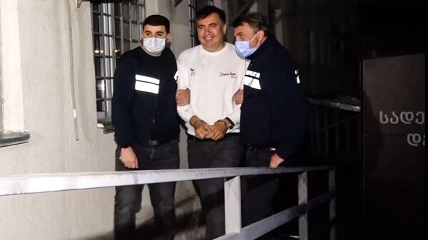 Mixeil Saakaşvili onu saxlayan polislərlə birlikdə, Tbilisi, 1 oktyabr 2021-ci il - Sputnik Azərbaycan