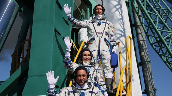 Члены основного экипажа 66-й экспедиции на Международную космическую станцию перед стартом космического корабля Союз МС-19  - Sputnik Азербайджан
