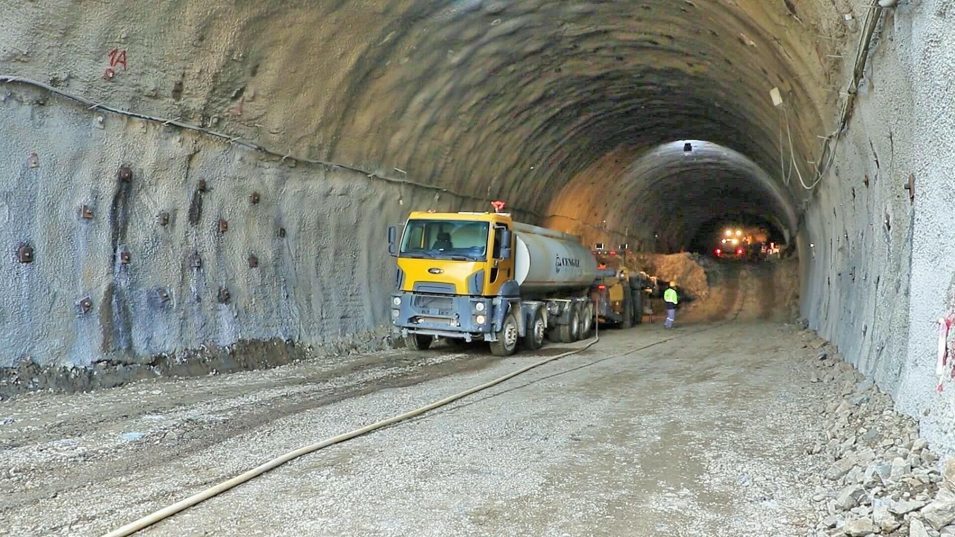 Toğanalı-Kəlbəcər avtomobil yolunda Murovdağ tunelinin inşası - Sputnik Азербайджан, 1920, 06.10.2021
