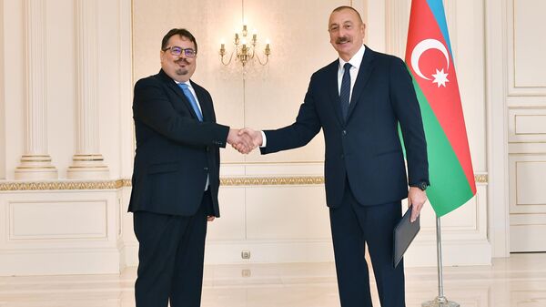 Президент Ильхам Алиев принял верительные грамоты новоназначенного главы представительства ЕС в Азербайджане Петера Михалко - Sputnik Азербайджан