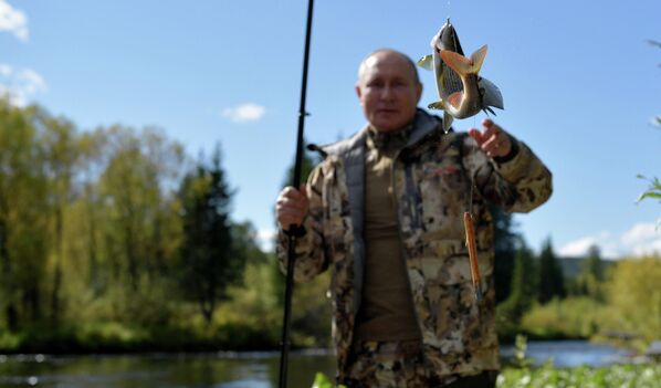 Сентябрь 2021. Президент РФ Владимир Путин во время рыбалки в тайге.  - Sputnik Азербайджан