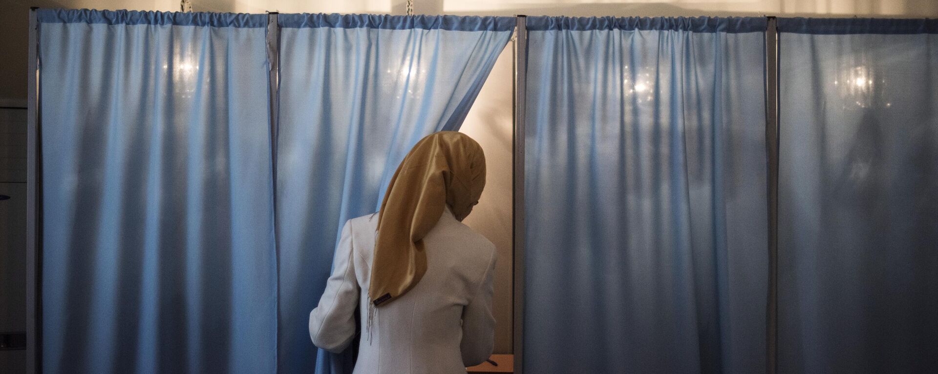 Женщина голосует на избирательном участке в Узбекистане, фото из архива - Sputnik Азербайджан, 1920, 23.10.2021