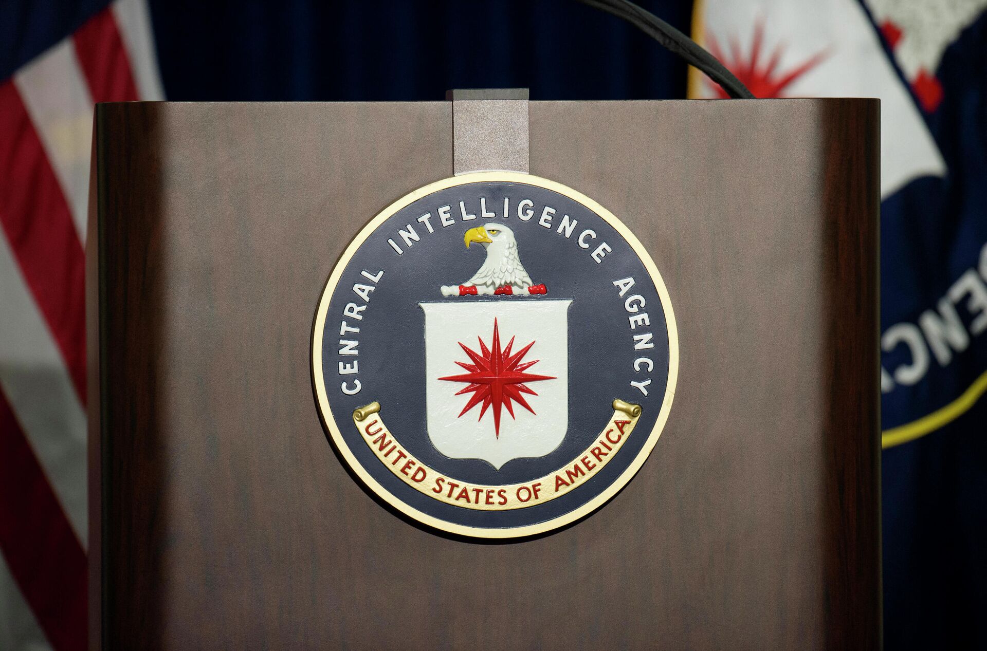 Логотип Центрального разведывательного управления США на трибуне в штаб-квартире ЦРУ - Sputnik Азербайджан, 1920, 12.04.2024
