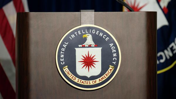 Логотип Центрального разведывательного управления США на трибуне в штаб-квартире ЦРУ - Sputnik Азербайджан