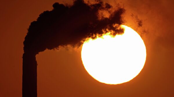 Выбросы из дымовых труб угольной электростанции, фото из архива - Sputnik Азербайджан